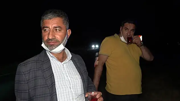 Kaza yaptıkları araçtan çıkıp çay içtiler