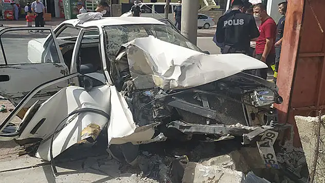 Kaza yaptıkları otomobilde sıkışan iki kardeş, kollarında serumla kurtarılmayı bekledi
