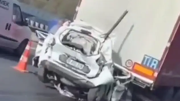 Kazada 2 tırın arasında sıkışan hafif ticari aracın sürücüsü öldü
