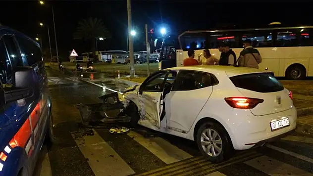 Kazada araçlar hurdaya döndü, alkollü çıkan sürücünün ehliyetine el konuldu
