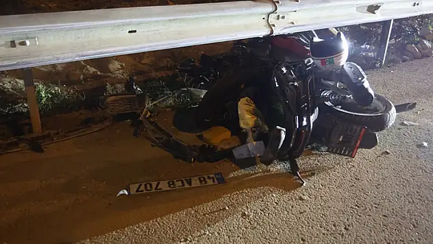 Kazada ölen 17 yaşındaki yeğeninin eşyalarını olay yerinde gözyaşlarıyla topladı