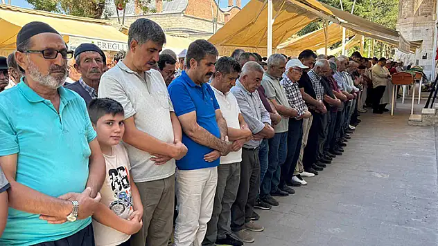 Kazada ölen çift ile 9 yaşındaki torunları Konya'da defnedildi
