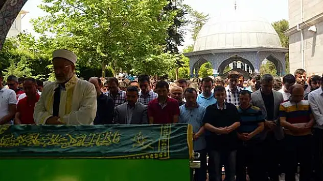 Kazada ölen ikizler gözyaşları arasında toprağa verildi