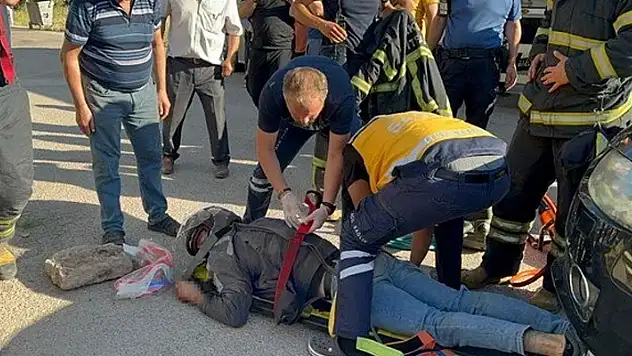 Kazada otomobilin altında sıkışan kurye itfaiye ekiplerince çıkarıldı
