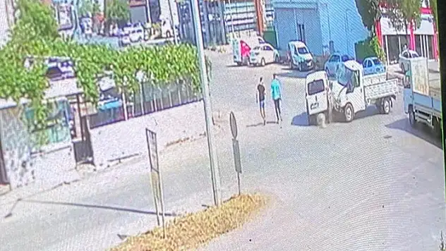 Kazada savrulan araç yayalara çarptı: 1'i ağır 3 yaralı
