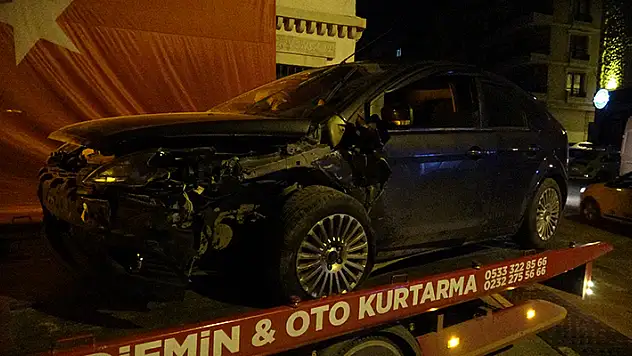 Kazada savrulan otomobilin kaldırıma sıkıştırdığı yayanın bacağı koptu

