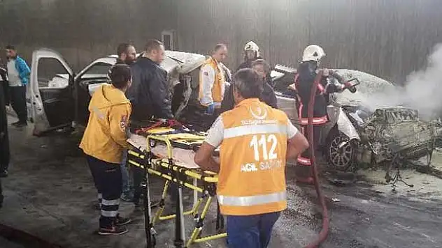 Kazada sıkıştıkları araç alev aldı