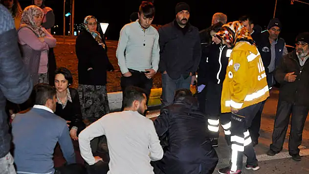 Kazada yaralanan sağlık görevlileri diğer yaralının yardımına koştu
