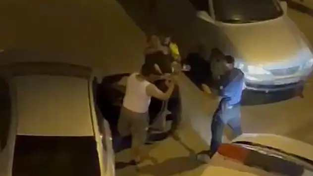 Kazadan sonra kaçan 2 kişiye 'orantısız güç' kullanan polis tutuklandı olay kamerada
