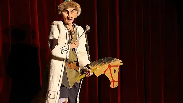 Kazak ekibin 'Hit Aldar' performansı Konya'da ayakta alkışlandı