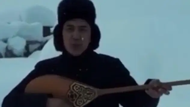 Kazakistan'da karda mahsur kalan ozandan dombıralı yardım çağrısı