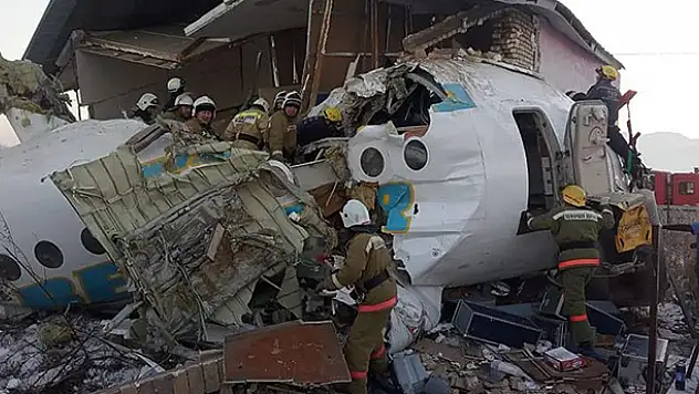 Kazakistan'da yolcu uçağı düştü: 14 ölü, 30 yaralı