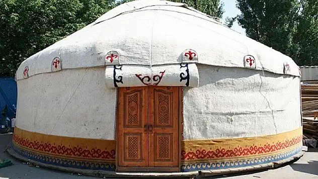 Kazaklar, Türkiye'de depremzedeler için geleneksel çadır evleri 'yurtlar' kuracak
