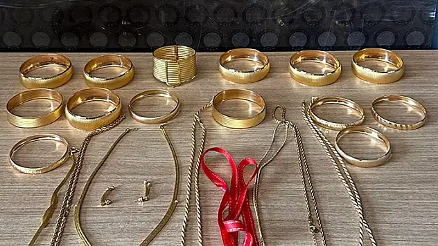 Kazara çöpe atılan 1 milyon 200 bin lira değerindeki ziynet eşyası sahibine teslim edildi

