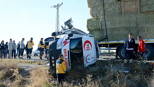 Kazaya giden ambulansa otobüs çarptı: 2 ölü, 5 yaralı