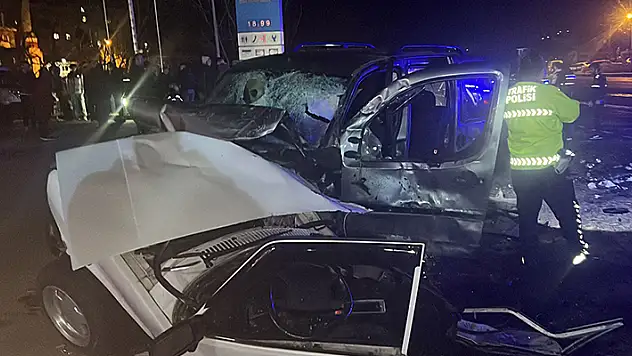 Kazaya karışan 3 araçtan 1'i ikiye bölündü, bira kutuları yola saçıldı: 1 ölü, 5 yaralı

