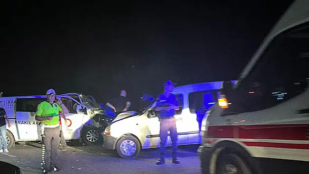 Kazaya karışan Kızılay'ın kan nakil aracına hafif ticari araç çarptı 1'i uzman çavuş, 7 yaralı

