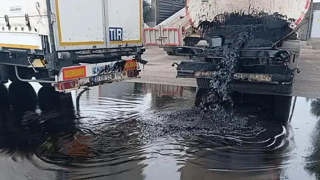 Kazaya karışan tankerin deposu delindi, binlerce litre yağ oluk oluk yollara aktı

