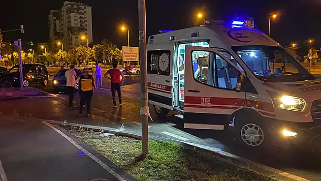 Kazaya sebebiyet verdi, kazazedelere 'Nasılsınız?' dedikten sonra kaçtı: 3 yaralı
