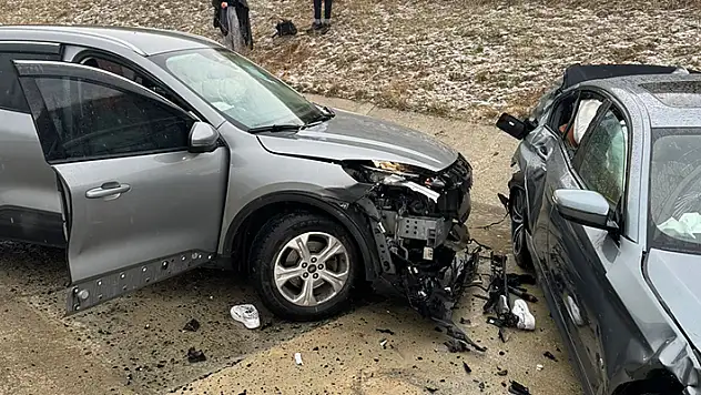 Kazaya yapan otomobilden inen anne- oğula başka araç çarptı
