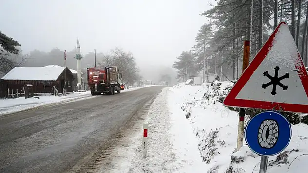 Kazdağları'nda kar yağışı ve tipi hayatı olumsuz etkiliyor
