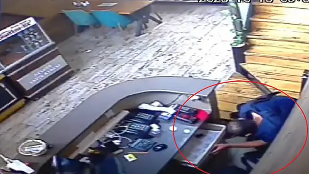 Kebapçıya giren hırsız para bulamadı, tezgahtaki cep telefonunu çaldı

