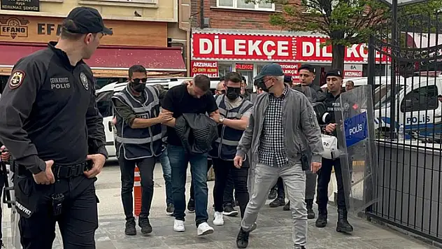 Kelime-i Tevhid' yazılı bayrakla yürüyen şahsa küfür ve müdahale eden şüpheli tutuklandı

