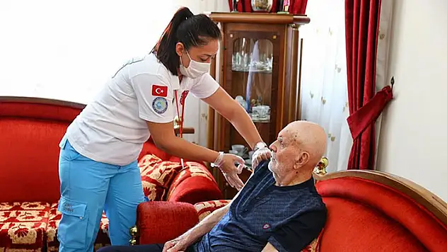 Kemal Amca 102'nci yaş gününde üçüncü doz aşısını oldu