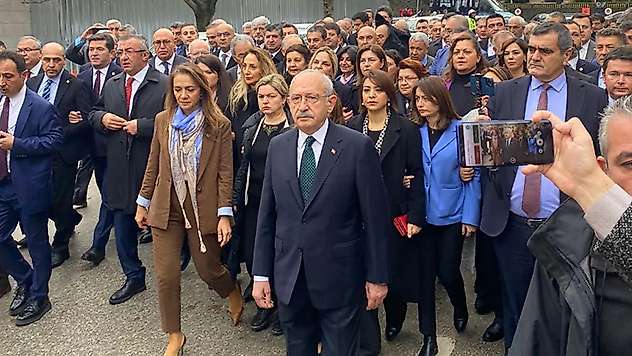 Kemal Kılıçdaroğlu 6 yaşında evlendirilen kız için  'Çok öfkeliyim' diyerek bakanlığa yürüdü
