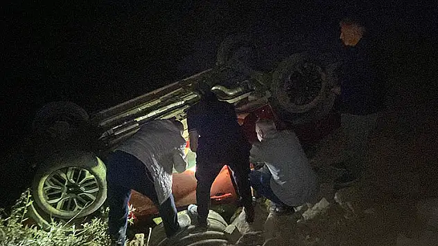 Kemaliye'de otomobil su kanalına uçtu: 4 yaralı
