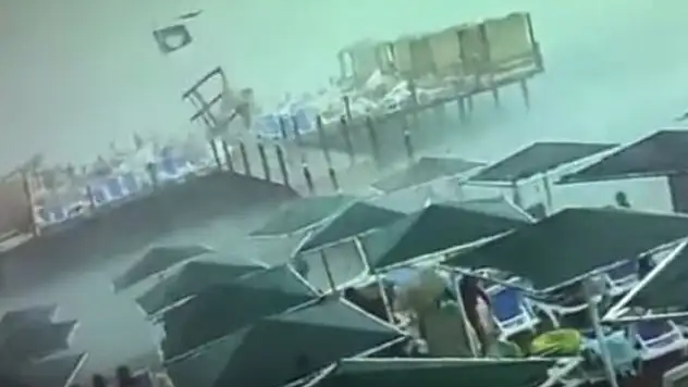 Kemer'de kuvvetli fırtına: Tatilcilerin panik anları
