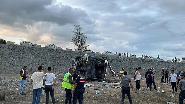 Kemerburgaz'da servis otobüsü köprüden düştü, 27 işçi yaralandı
