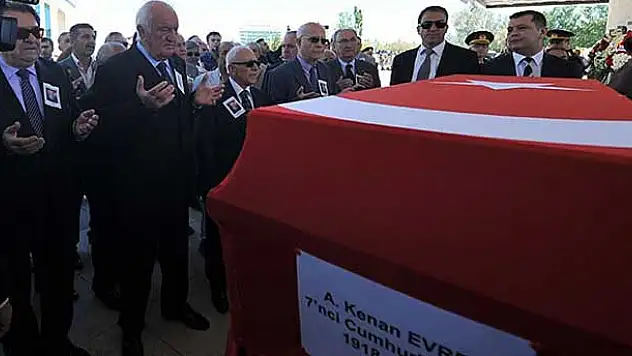 Kenan Evren toprağa verildi