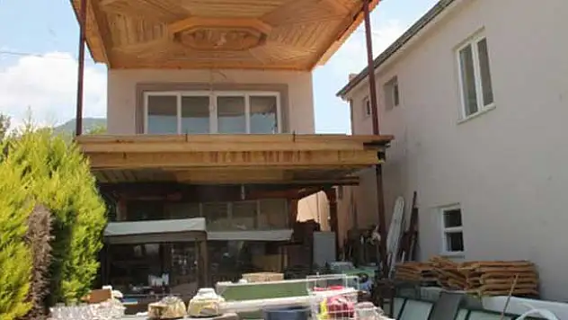 Kenan İmirzalıoğlu satın aldığı mülkün sahibiyle kiracısı arasında kaldı