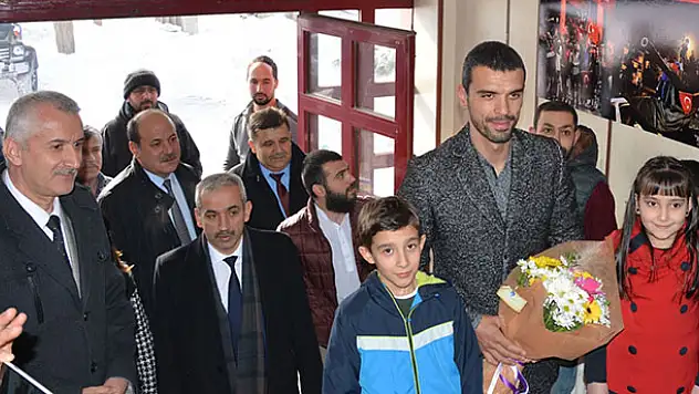 Kenan Sofuoğlu Konyalı öğrencileri ziyaret etti