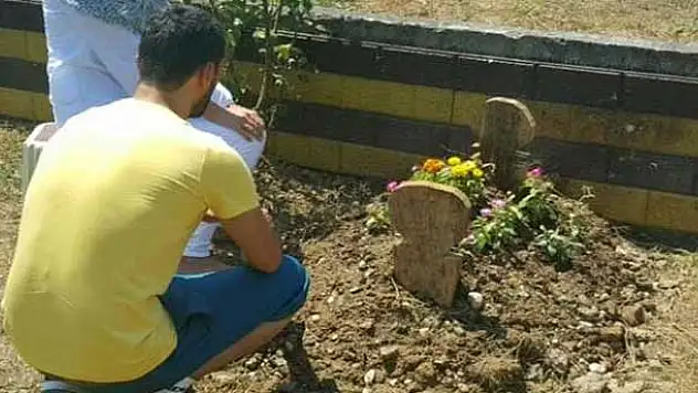Kenan Sofuoğlu oğlunun mezarında