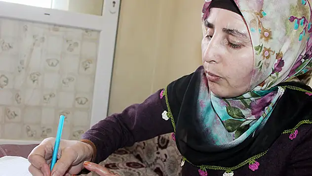 Kendi çabasıyla okuma yazma öğrendi
