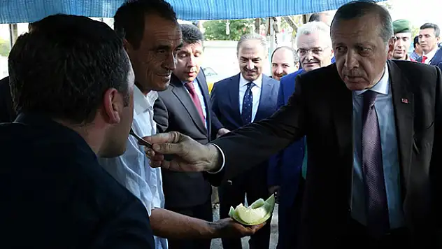 Kendi Elleriyle Kavun Yedirdi