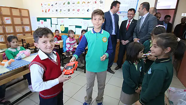 Kendi oyuncaklarını Suriyeli öğrencilerle paylaştılar
