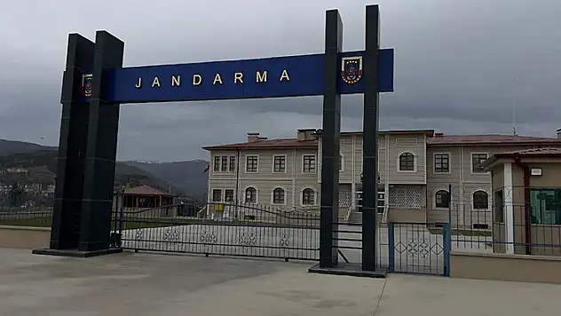 Kendilerini jandarma personeli olarak tanıtan 3 dolandırıcıyı, jandarma yakaladı