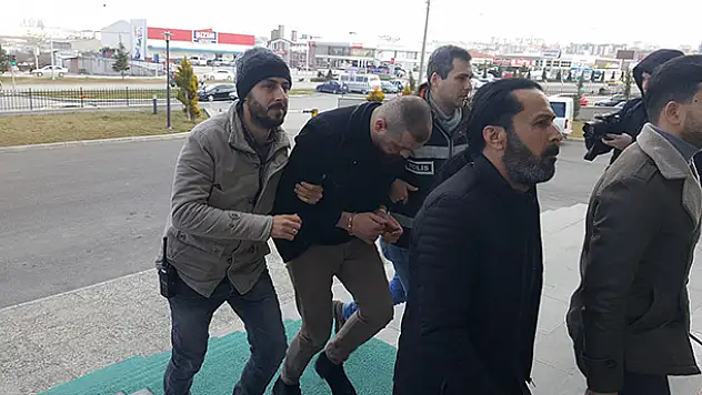 Kendilerini polis olarak tanıtıp gasp yaptıkları ileri sürülen 4 kişi tutuklandı