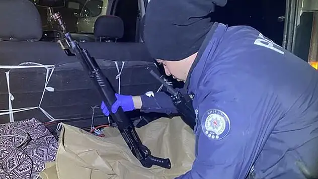 Kendini aracında tüfekle vurdu
