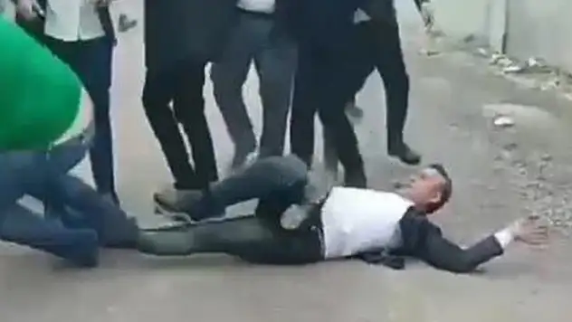 Kendini yere atan meclis üyesi, görevinden ve partisinden istifa etti
