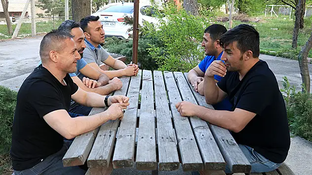 Kendisi gibi yetiştirme yurduna büyüyenlere kol kanat geriyor
