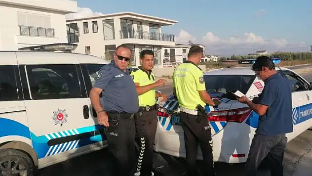 Kendisine çarpıp kaçan alkollü sürücüyü, önünü keserek yakaladı
