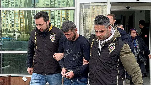 Kendisini 5 bıçak darbesiyle ağır yaralayıp, yanındaki erkeği öldüren eşinden şikayetçi olmadı