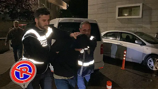 Kendisini aldattığını öne sürdüğü sevgilisini banyoda tabancayla öldürdü
