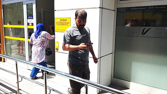 Kendisini arayan 'sahte polise' inandı, bin 500 dolarından oldu