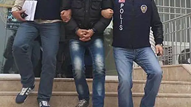 Kendisini asker olarak tanıtıp şehit ailesinin evinde kaldı
