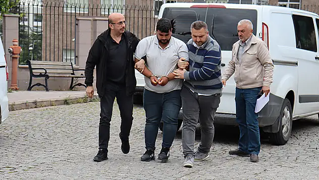 Kendisini istihbaratçı olarak tanıtan kişi, Iraklı ailenin 2 milyon 278 bin TL'sini dolandırdı 